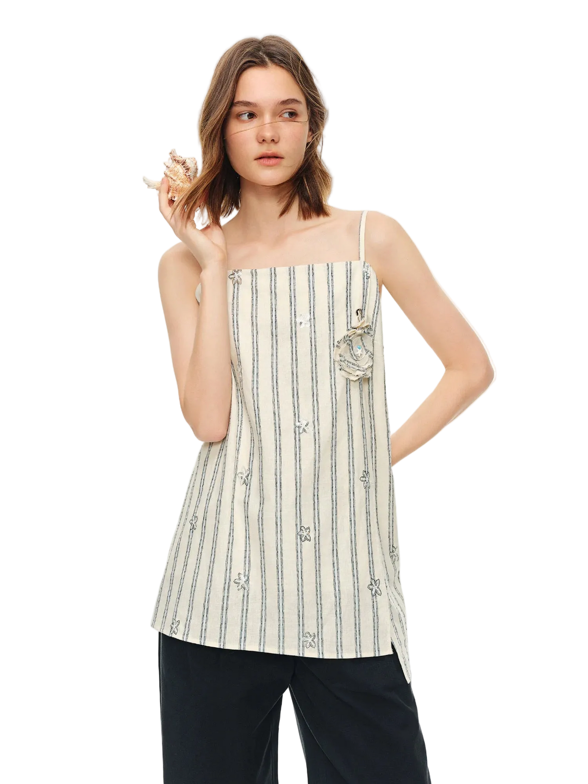 Woman wearing a striped dress with a white background, featuring the brand 'Dushu'.