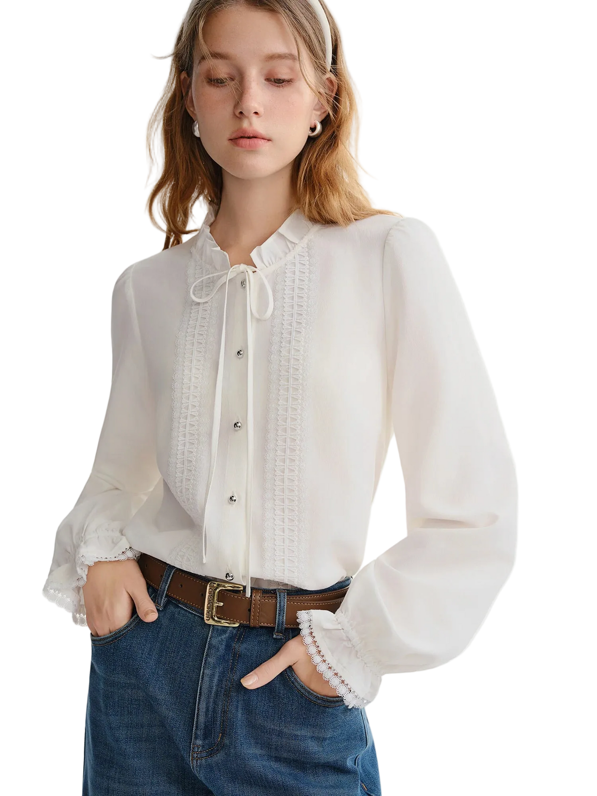 Woman wearing a white blouse with lace details and blue jeans on a white background, featuring the brand 'DUSHU'.