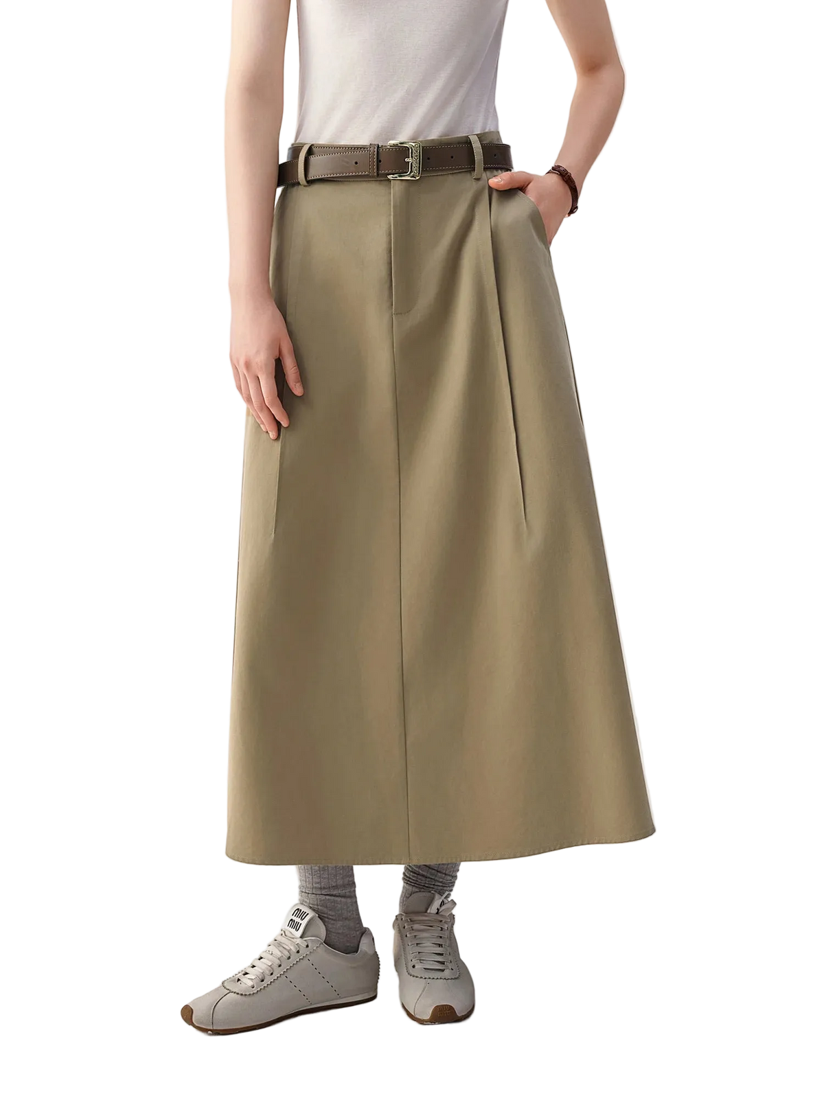 A model wearing a Dushu beige pleated midi skirt with a matching belt, styled with a white top, gray socks, and gray sneakers against a plain white background.